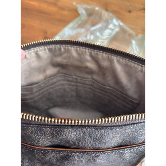 Michael Kors Signature Bedford Logo Flat Crossbody Bag - Picture 10 of 11